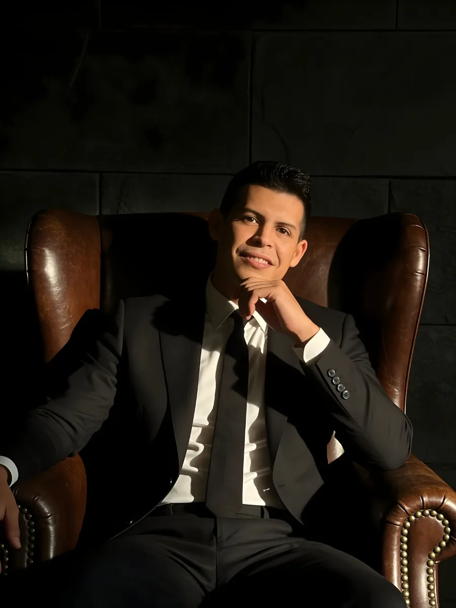 Nayib Abdul Santana en contexto profesional